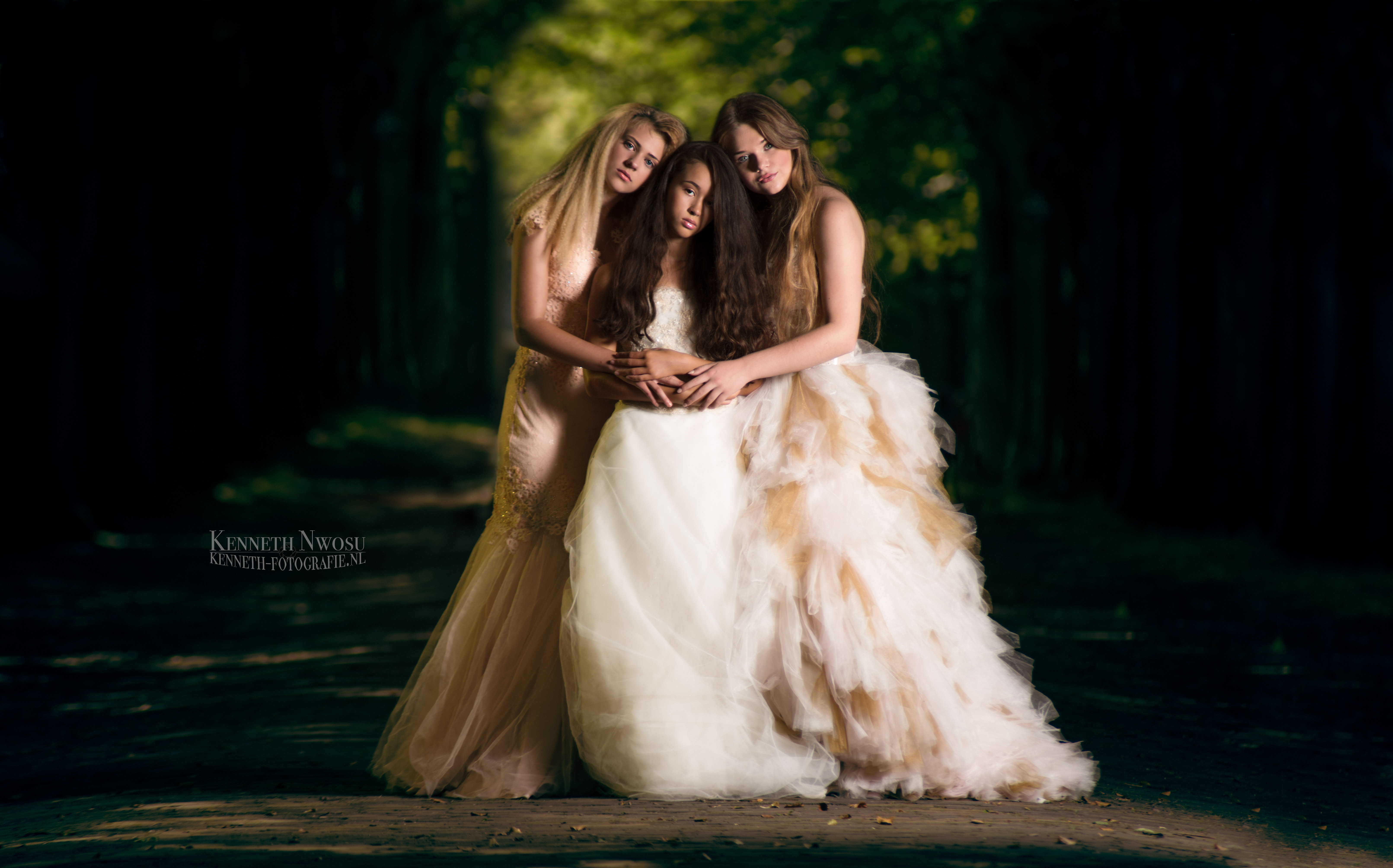 Fantasy photoshoot met Beau, Esmee en Chiara